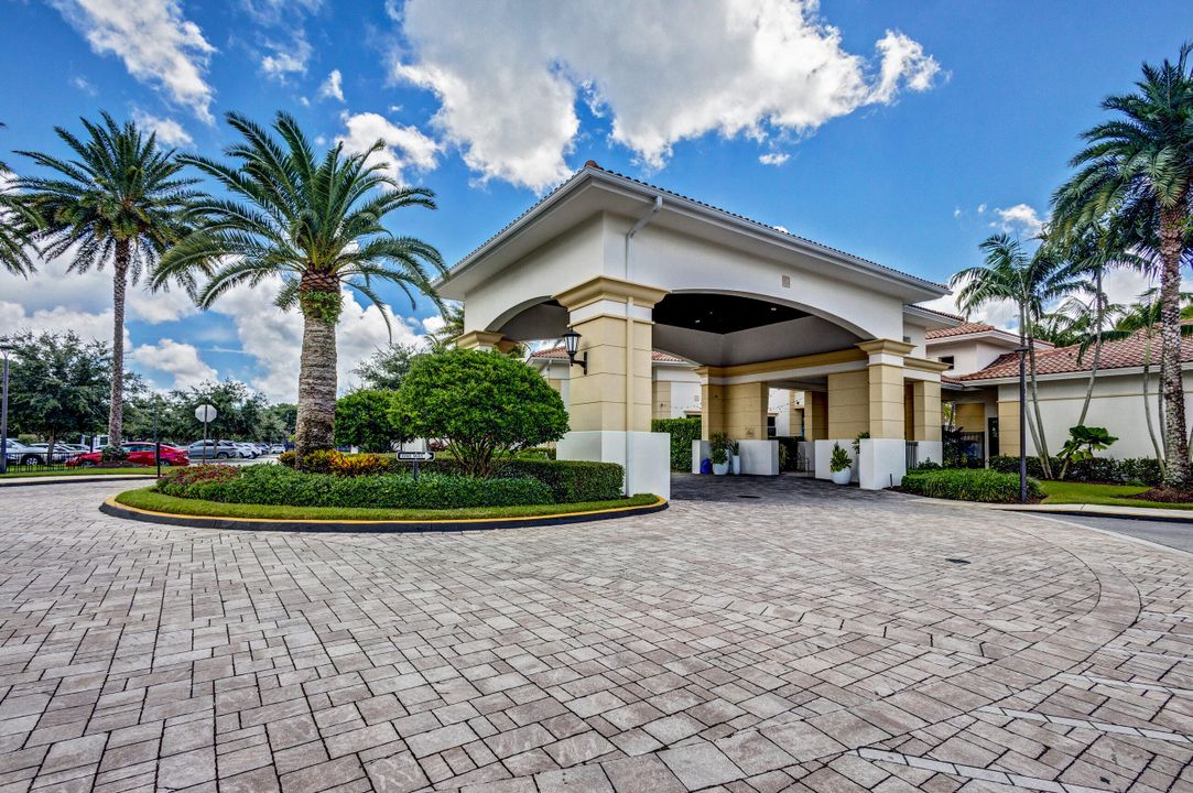 For Sale: $599,900 (2 beds, 2 baths, 2327 Square Feet)