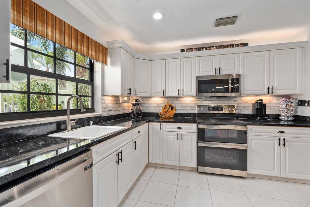 For Sale: $256,600 (2 beds, 2 baths, 1444 Square Feet)