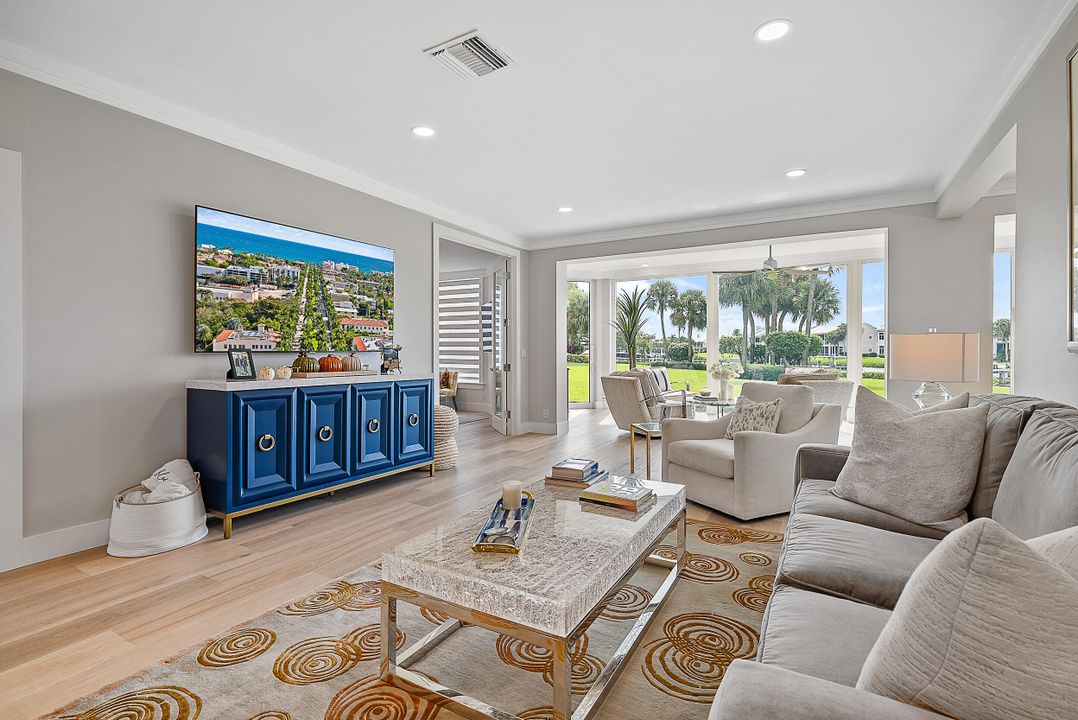 Под контрактом: $3,300,000 (3 спален, 2 ванн, 2469 Квадратных фут)