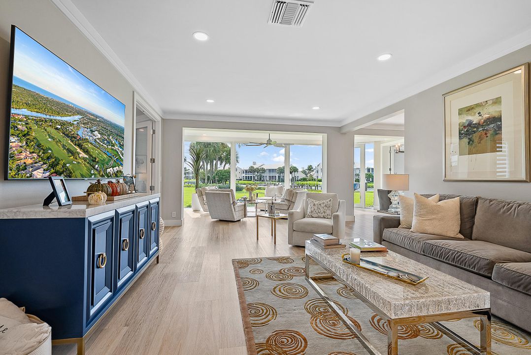 Под контрактом: $3,300,000 (3 спален, 2 ванн, 2469 Квадратных фут)