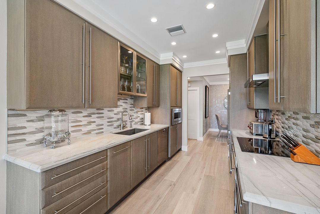 Под контрактом: $3,300,000 (3 спален, 2 ванн, 2469 Квадратных фут)