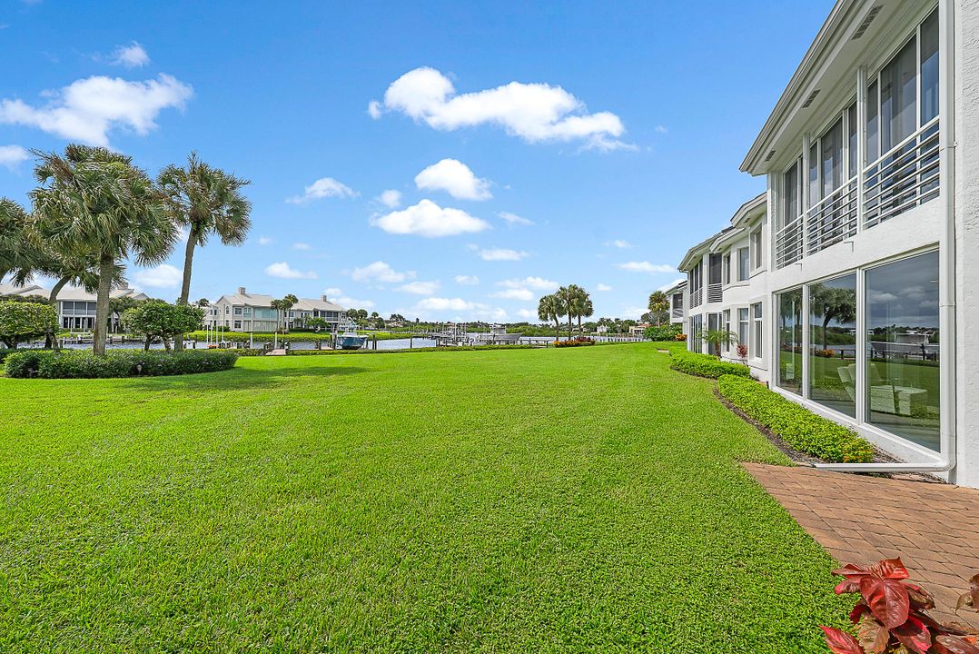 Под контрактом: $3,300,000 (3 спален, 2 ванн, 2469 Квадратных фут)