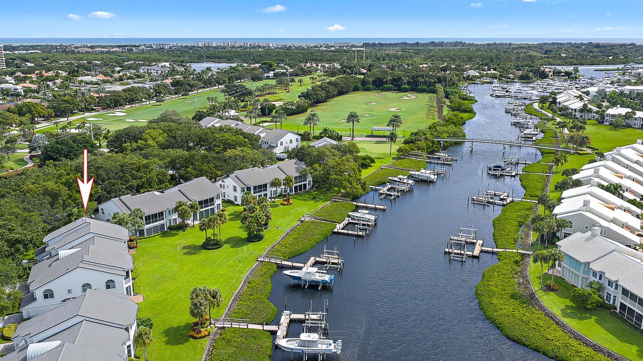 Под контрактом: $3,300,000 (3 спален, 2 ванн, 2469 Квадратных фут)