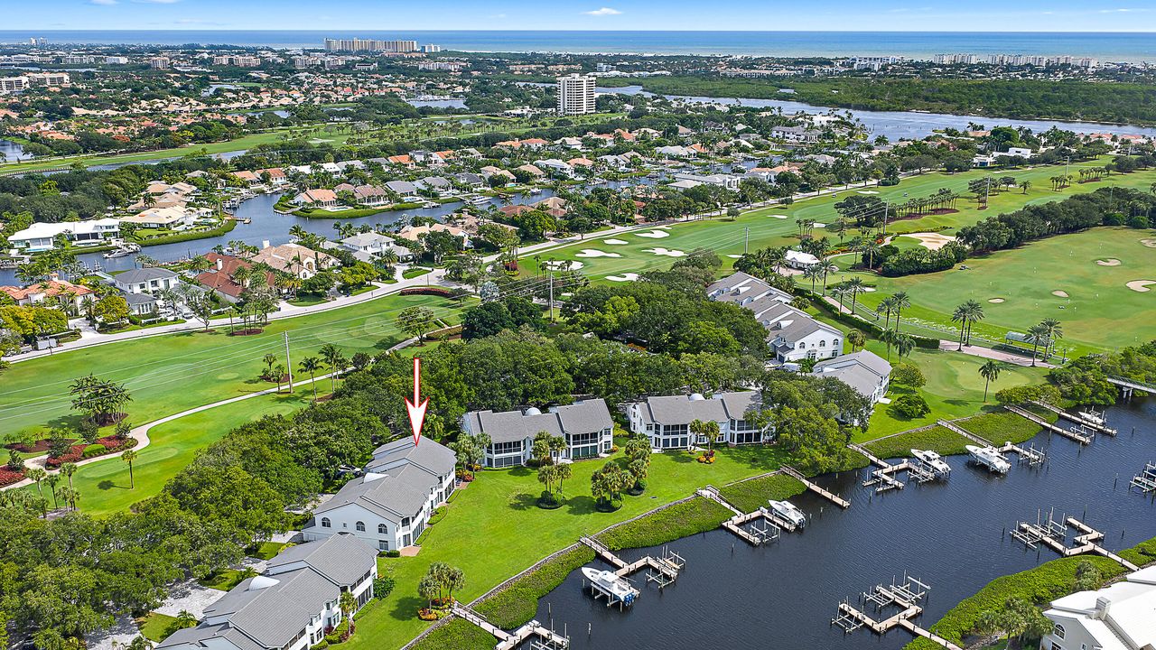 Под контрактом: $3,300,000 (3 спален, 2 ванн, 2469 Квадратных фут)