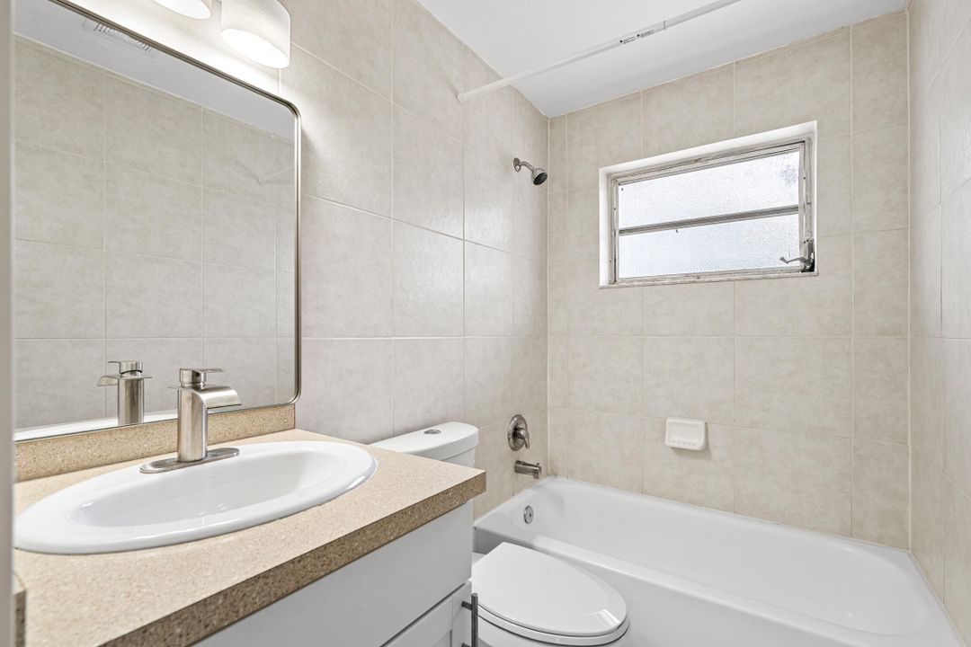 For Rent: $2,395 (2 beds, 1 baths, 920 Square Feet)