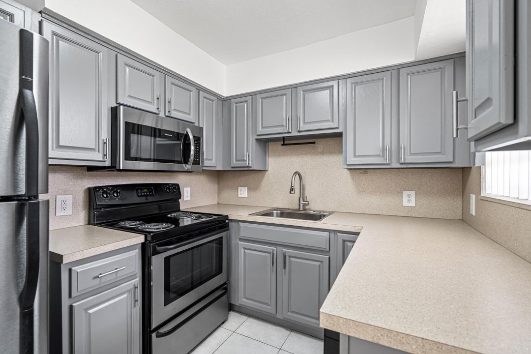 For Rent: $2,395 (2 beds, 1 baths, 920 Square Feet)