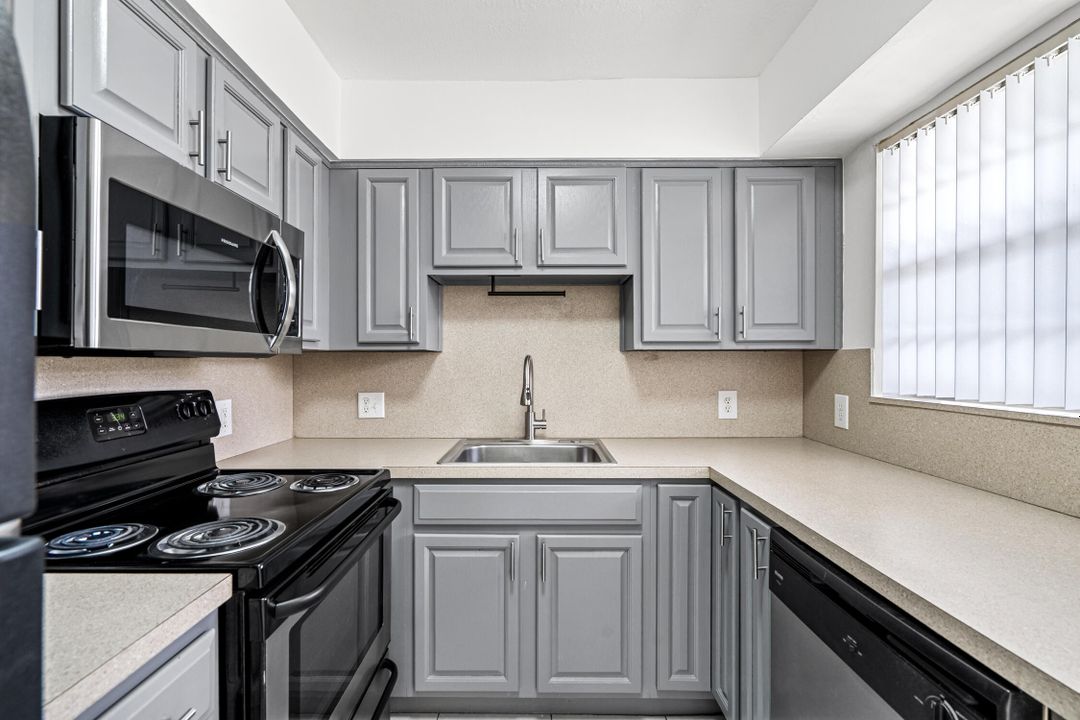 For Rent: $2,395 (2 beds, 1 baths, 920 Square Feet)