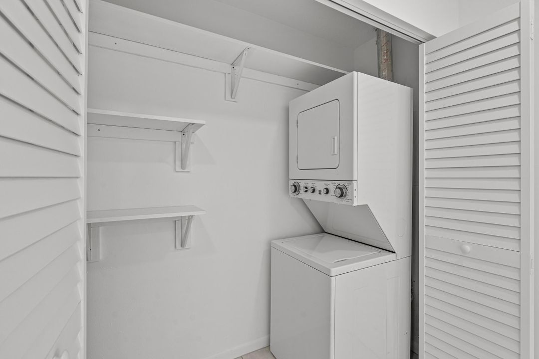 For Rent: $2,395 (2 beds, 1 baths, 920 Square Feet)