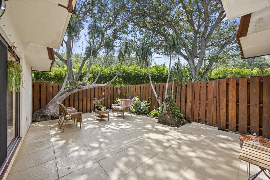 Active With Contract: $354,900 (2 beds, 2 baths, 1232 Square Feet)