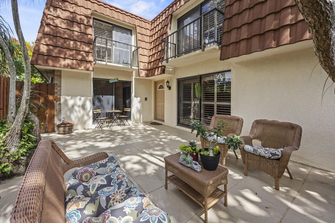 Active With Contract: $354,900 (2 beds, 2 baths, 1232 Square Feet)