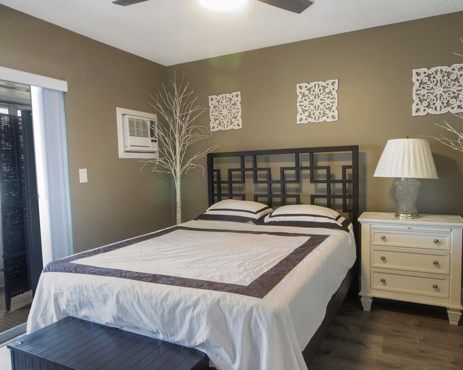 For Sale: $79,500 (1 beds, 1 baths, 570 Square Feet)