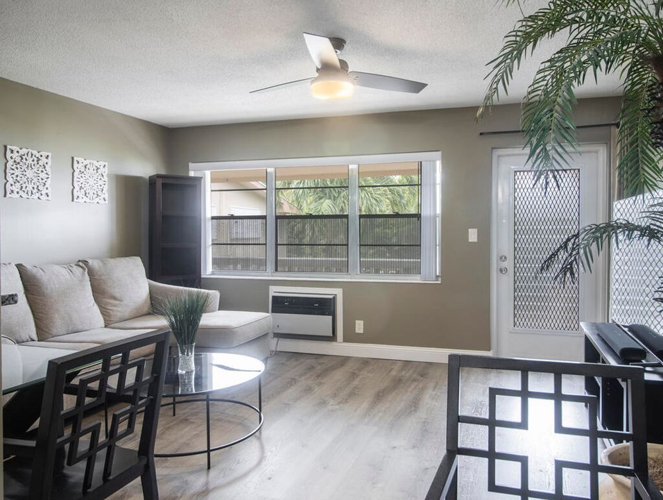 For Sale: $79,500 (1 beds, 1 baths, 570 Square Feet)