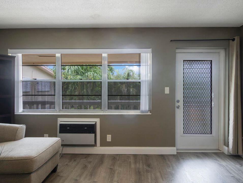 For Sale: $79,500 (1 beds, 1 baths, 570 Square Feet)