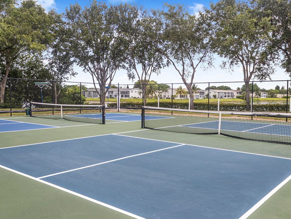 For Sale: $79,500 (1 beds, 1 baths, 570 Square Feet)