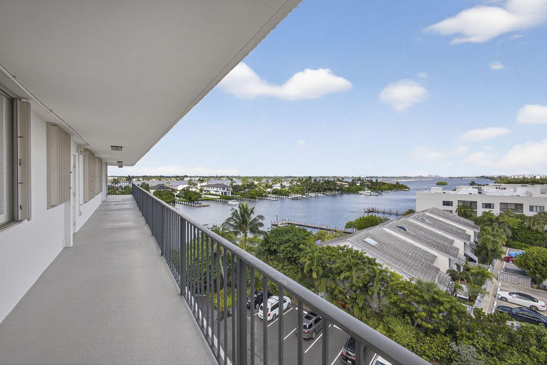 Recently Sold: $278,000 (1 beds, 1 baths, 943 Square Feet)