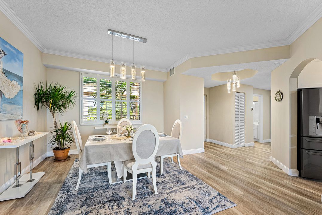 合同活跃: $4,350 (2 贝兹, 2 浴室, 1601 平方英尺)