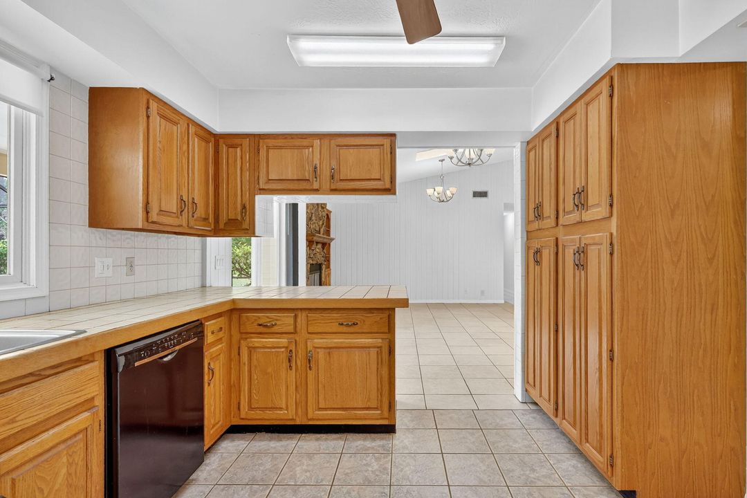 En Venta: $599,000 (3 camas, 2 baños, 2342 Pies cuadrados)