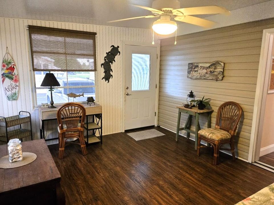 For Sale: $149,000 (1 beds, 1 baths, 916 Square Feet)