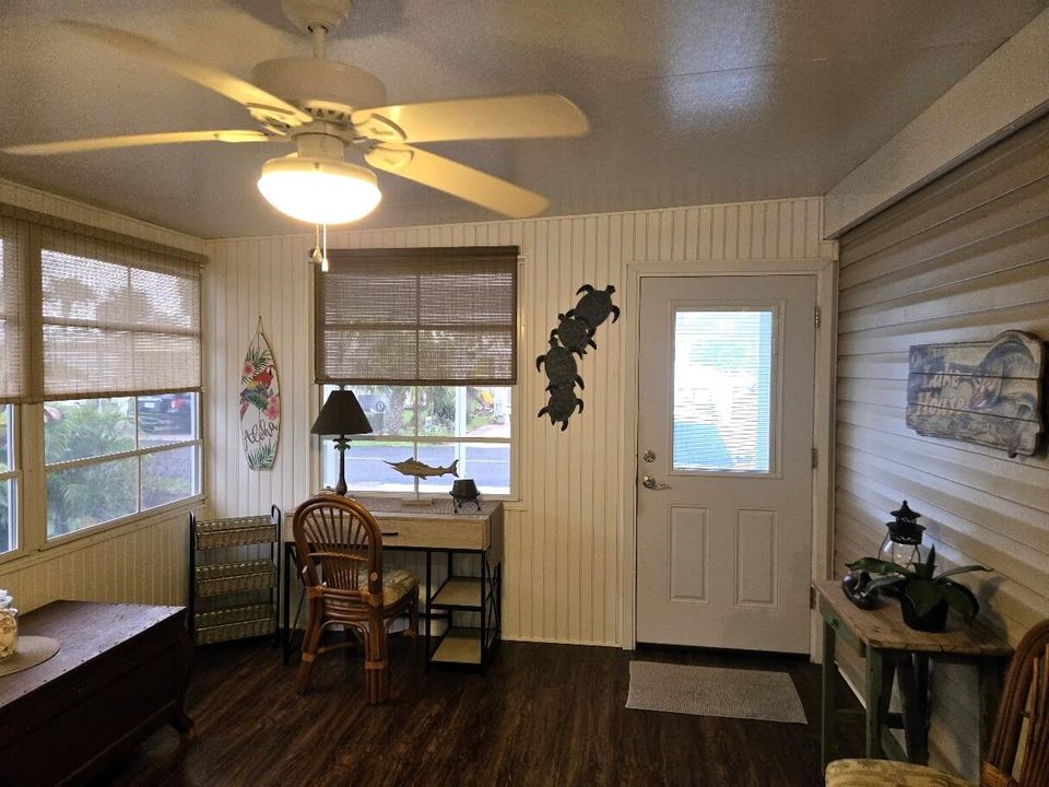 For Sale: $149,000 (1 beds, 1 baths, 916 Square Feet)