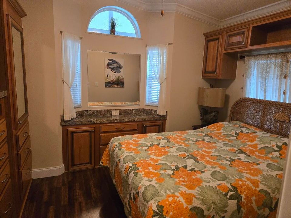 For Sale: $149,000 (1 beds, 1 baths, 916 Square Feet)