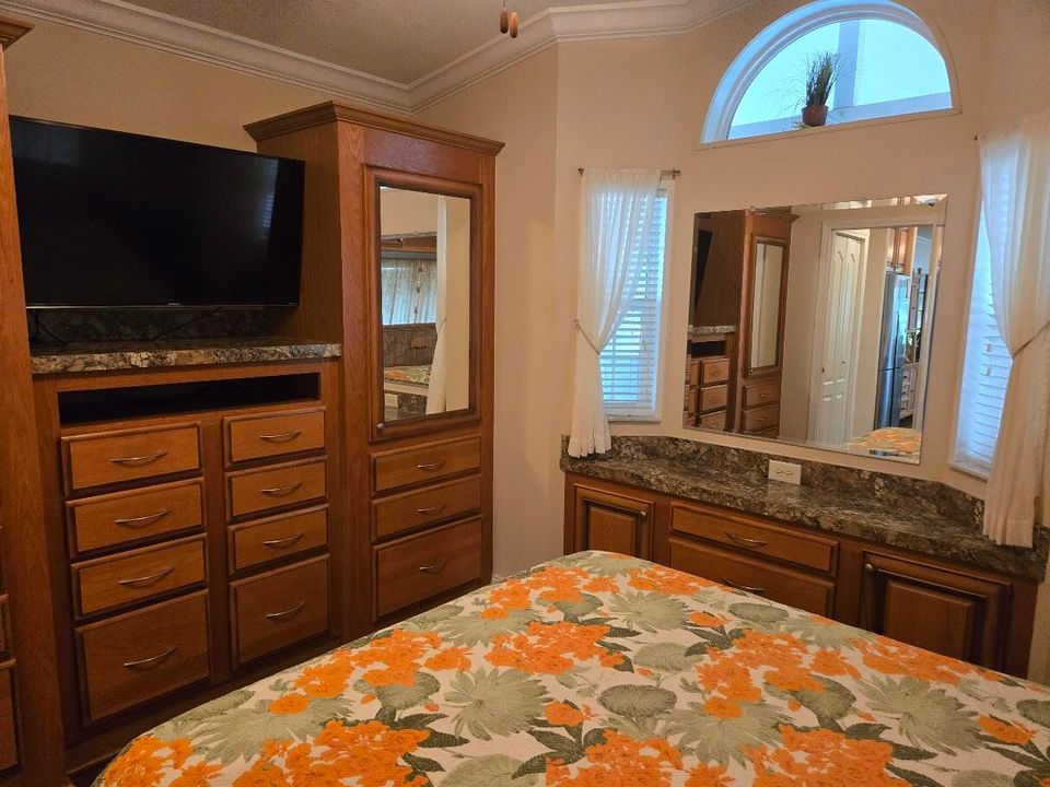 For Sale: $149,000 (1 beds, 1 baths, 916 Square Feet)