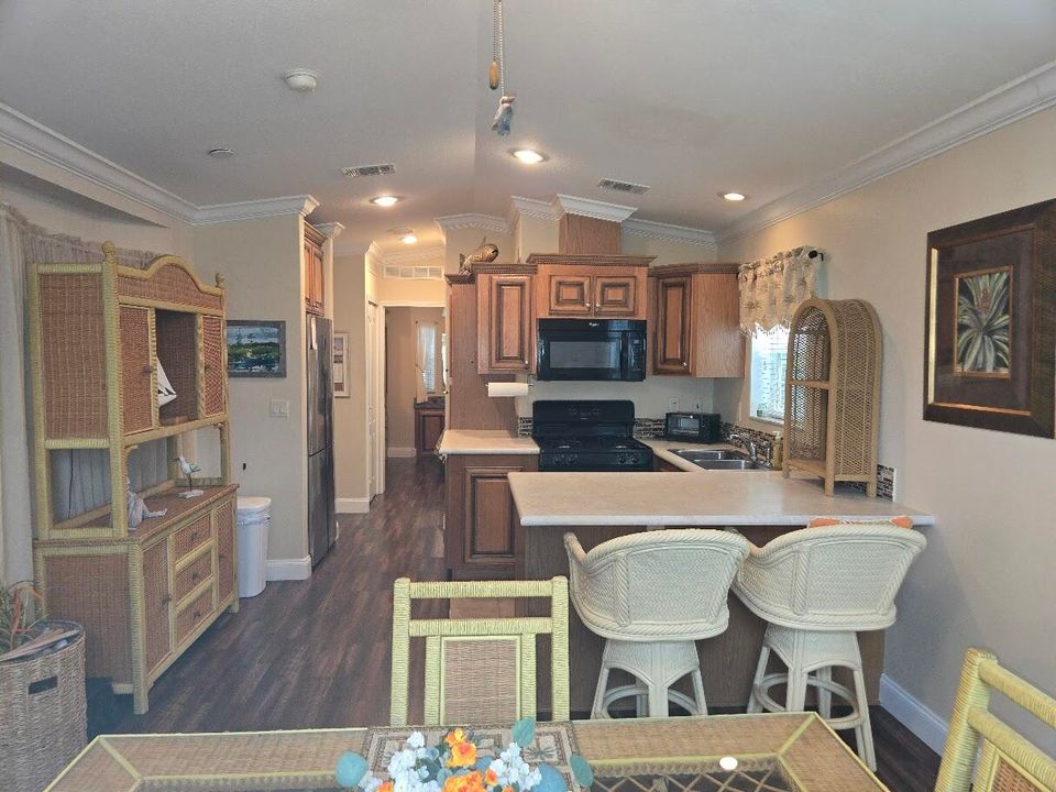 For Sale: $149,000 (1 beds, 1 baths, 916 Square Feet)