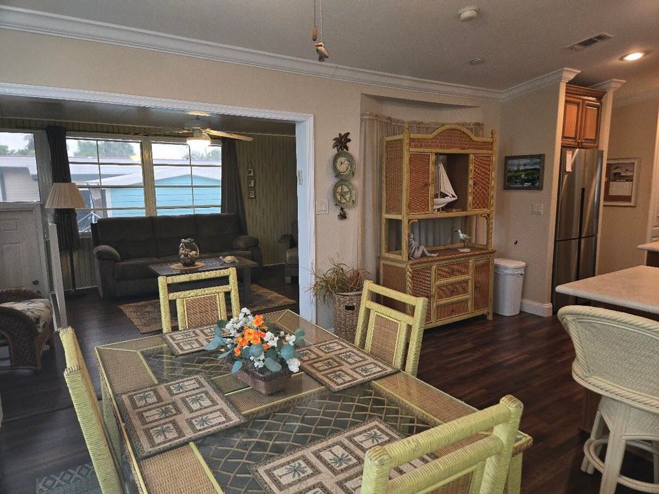 For Sale: $149,000 (1 beds, 1 baths, 916 Square Feet)