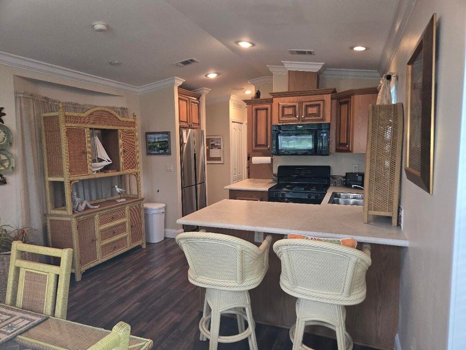 For Sale: $149,000 (1 beds, 1 baths, 916 Square Feet)