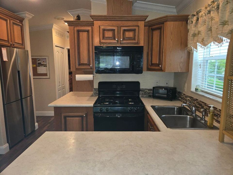 For Sale: $149,000 (1 beds, 1 baths, 916 Square Feet)