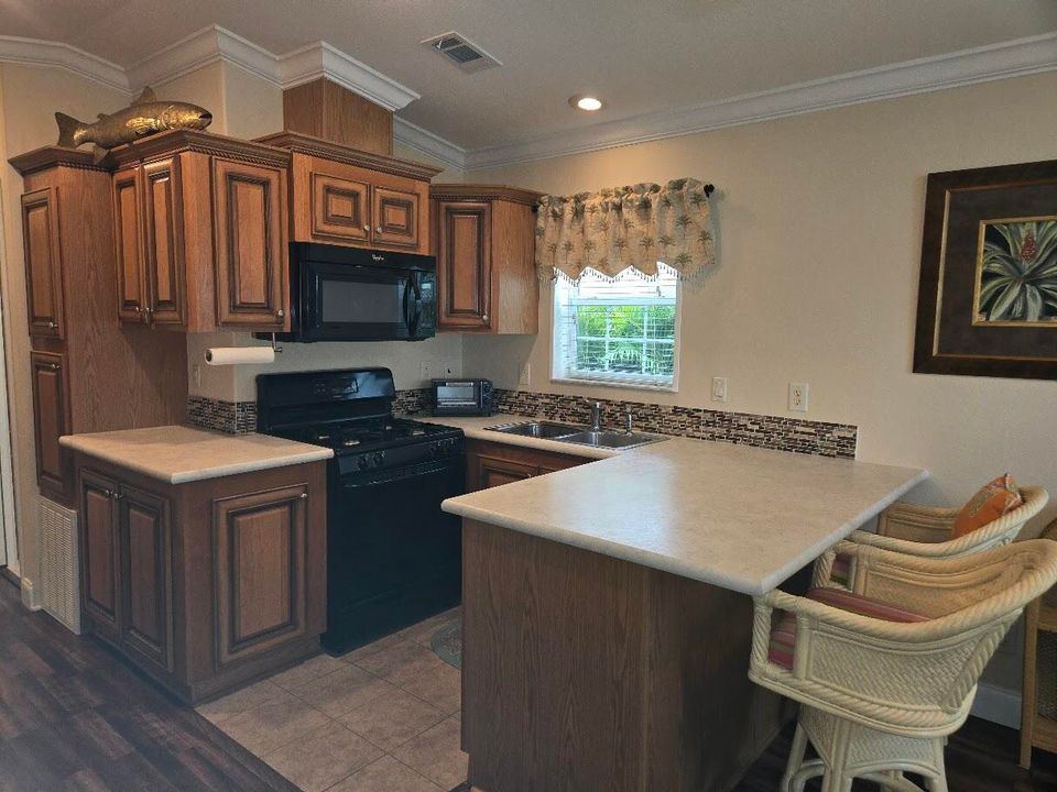 For Sale: $149,000 (1 beds, 1 baths, 916 Square Feet)