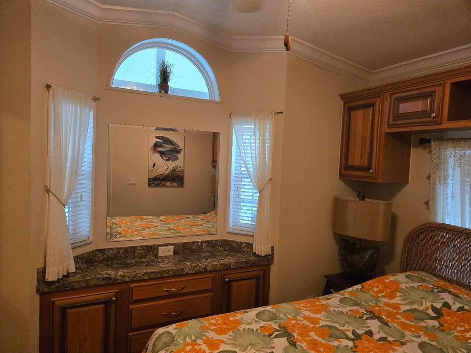 For Sale: $149,000 (1 beds, 1 baths, 916 Square Feet)
