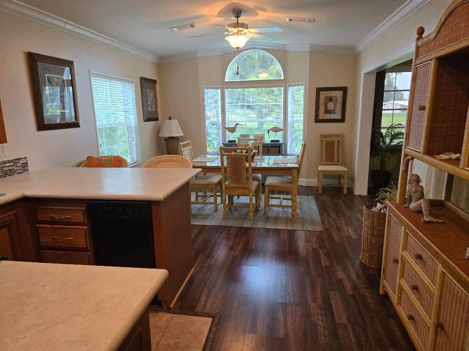 For Sale: $149,000 (1 beds, 1 baths, 916 Square Feet)