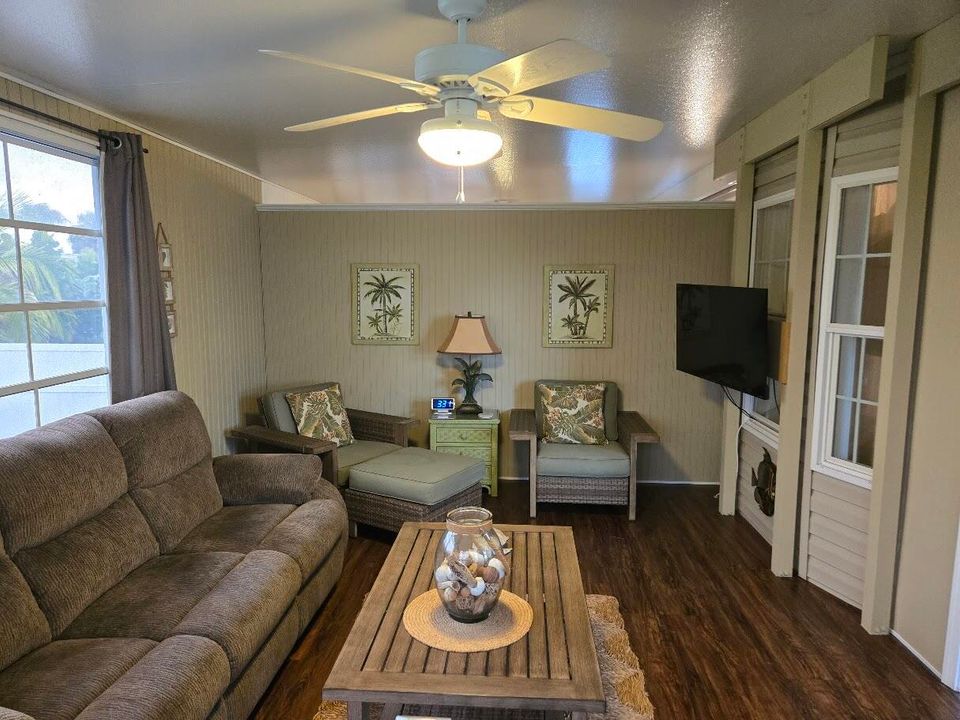 For Sale: $149,000 (1 beds, 1 baths, 916 Square Feet)