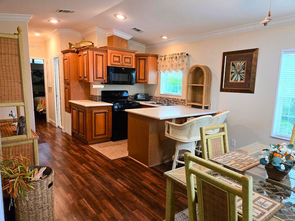 For Sale: $149,000 (1 beds, 1 baths, 916 Square Feet)