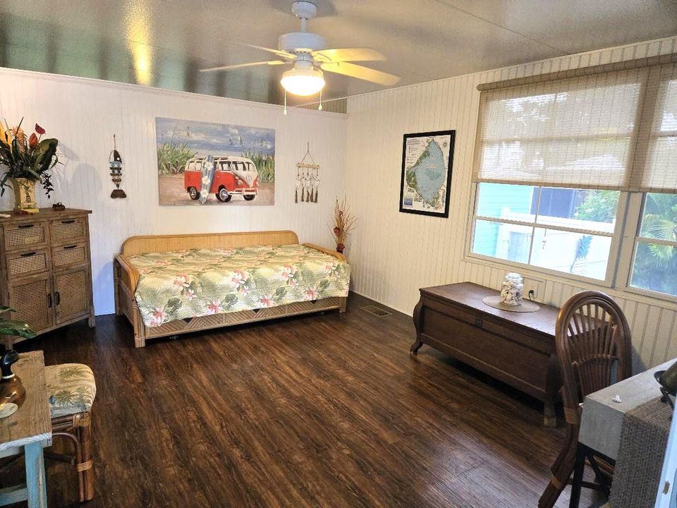 For Sale: $149,000 (1 beds, 1 baths, 916 Square Feet)