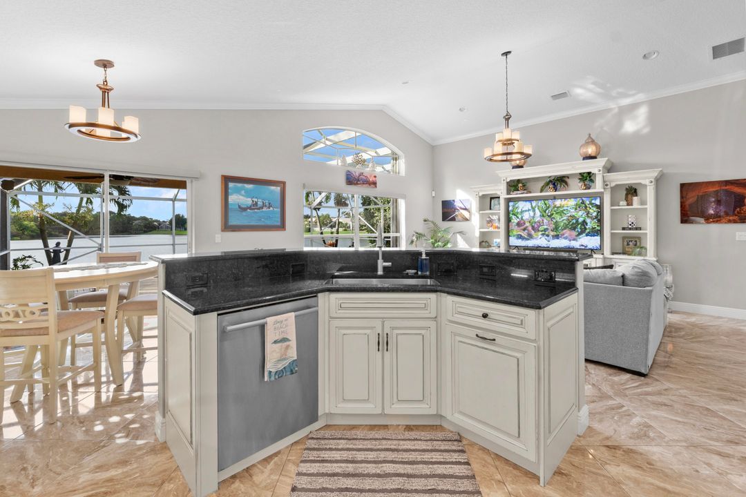 En Venta: $650,000 (4 camas, 2 baños, 2218 Pies cuadrados)