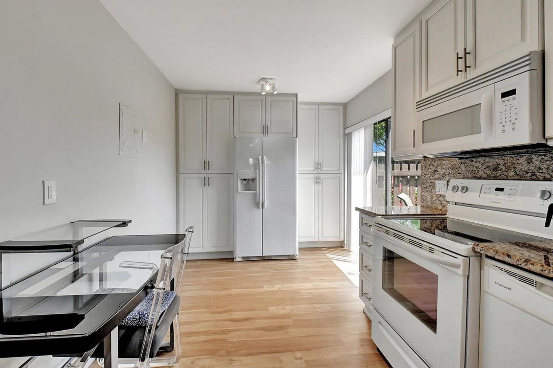 Под контрактом: $7,000 (2 спален, 2 ванн, 1546 Квадратных фут)