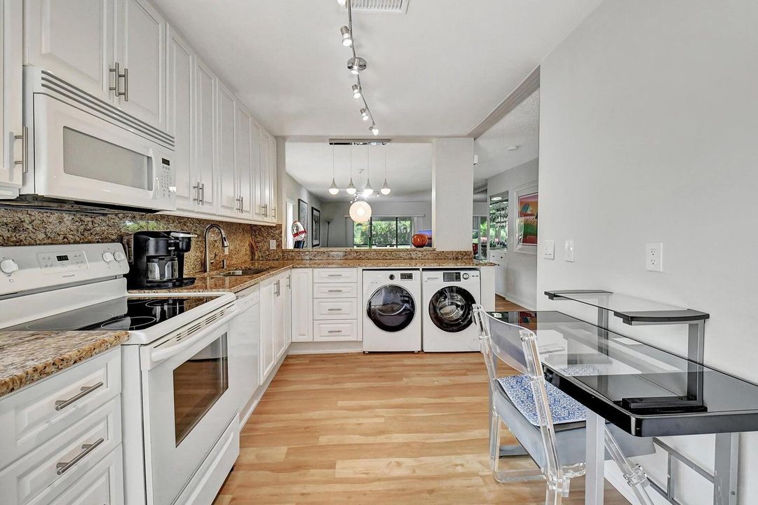 Под контрактом: $7,000 (2 спален, 2 ванн, 1546 Квадратных фут)