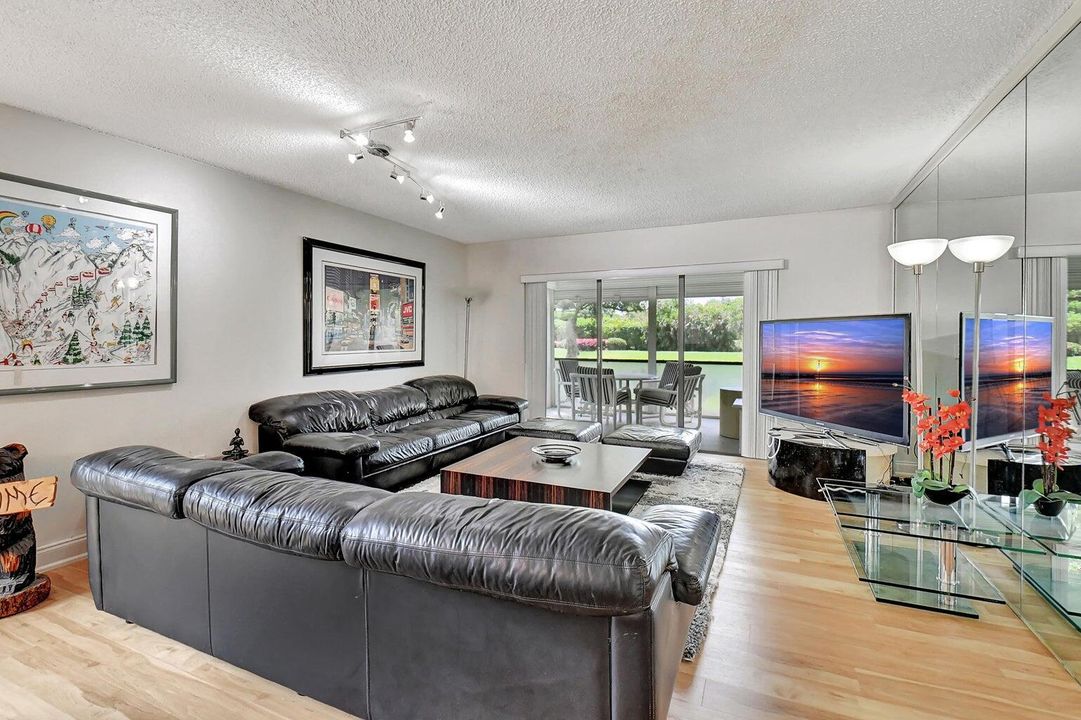 Под контрактом: $7,000 (2 спален, 2 ванн, 1546 Квадратных фут)