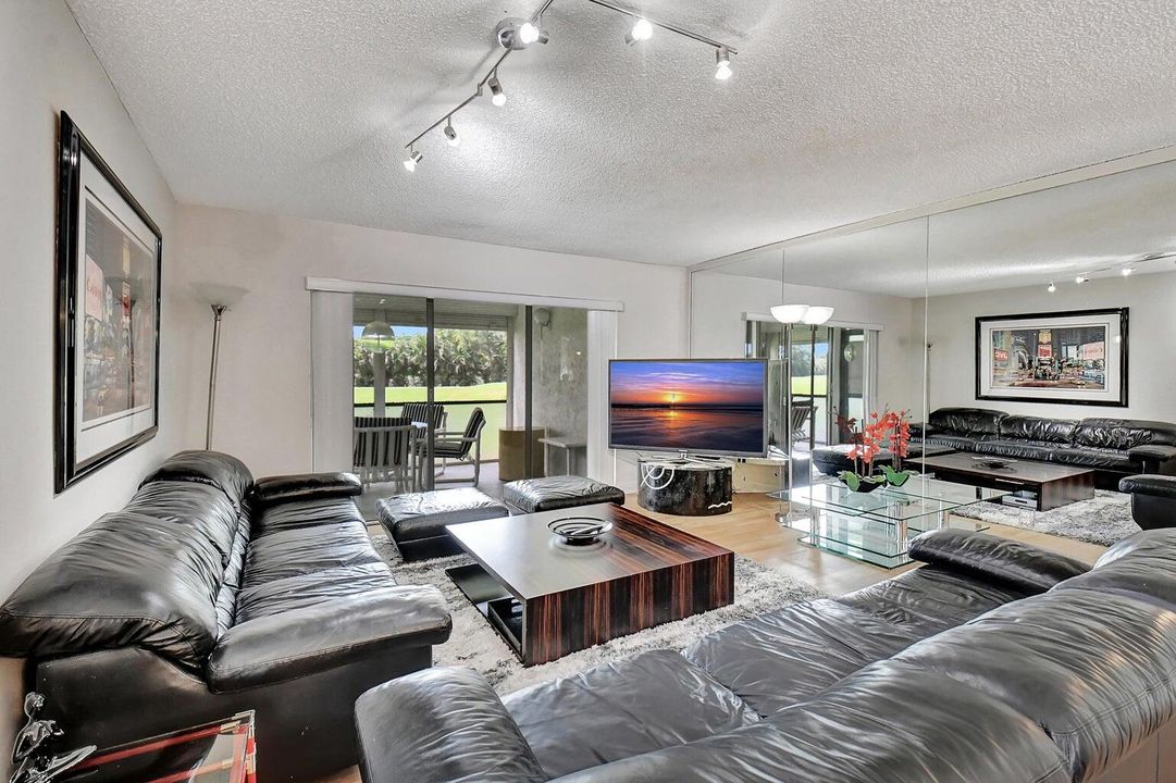 Под контрактом: $7,000 (2 спален, 2 ванн, 1546 Квадратных фут)