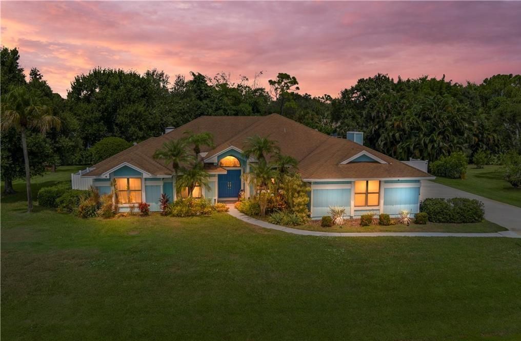 For Sale: $800,000 (3 beds, 2 baths, 2317 Square Feet)