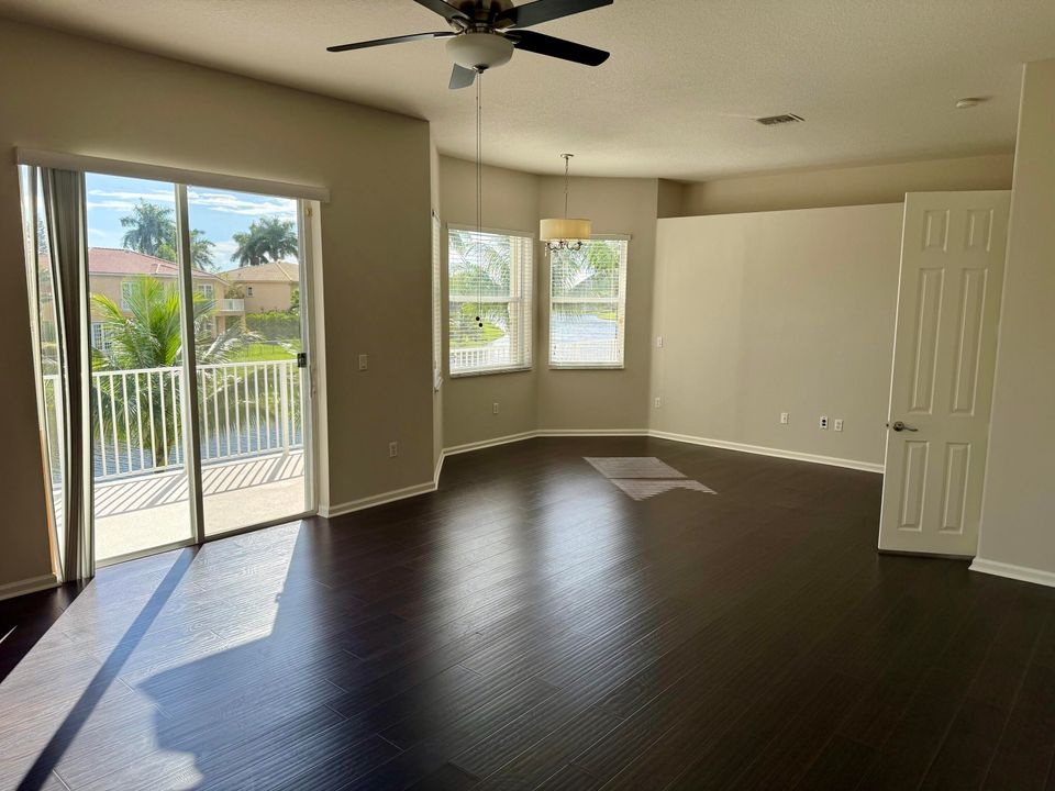 出租: $6,000 (5 贝兹, 3 浴室, 3303 平方英尺)