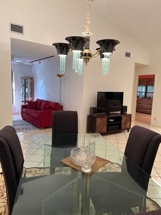 Под контрактом: $300,000 (3 спален, 2 ванн, 1469 Квадратных фут)