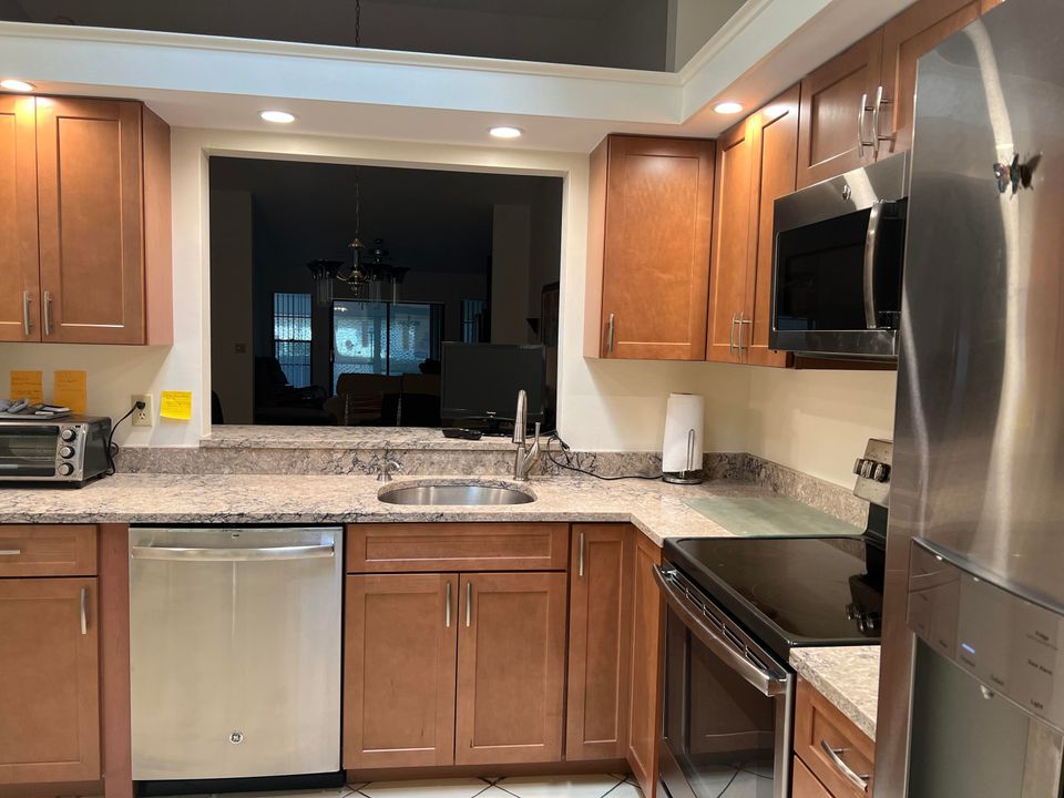 Под контрактом: $300,000 (3 спален, 2 ванн, 1469 Квадратных фут)