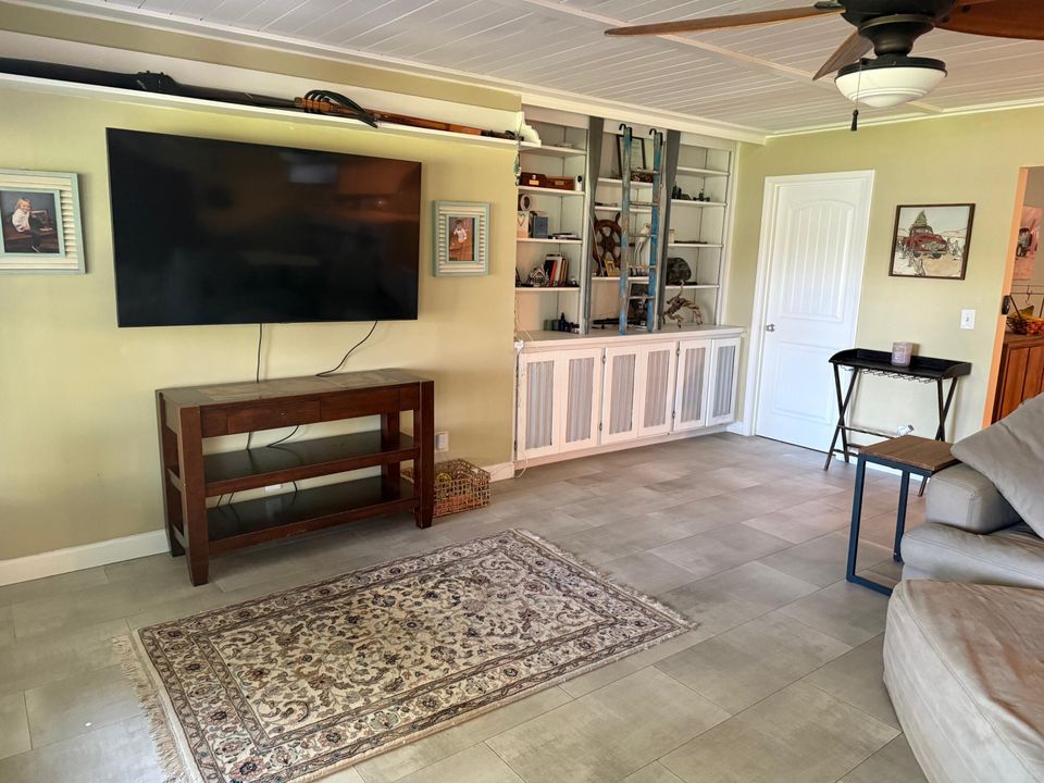 For Sale: $1,196,000 (3 beds, 2 baths, 1886 Square Feet)