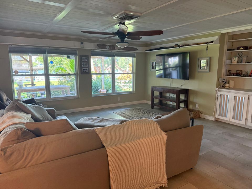 For Sale: $1,196,000 (3 beds, 2 baths, 1886 Square Feet)