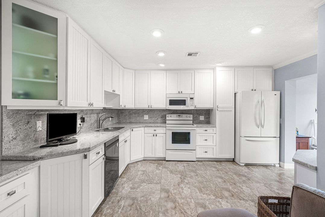 For Sale: $535,000 (3 beds, 2 baths, 1958 Square Feet)