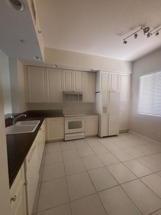 For Rent: $2,500 (2 beds, 2 baths, 1989 Square Feet)