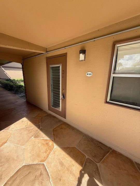 合同活跃: $69,900 (2 贝兹, 2 浴室, 880 平方英尺)