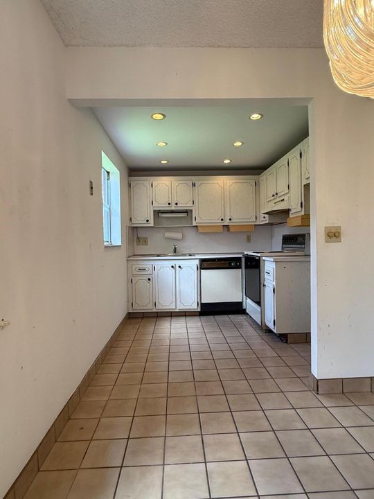 合同活跃: $69,900 (2 贝兹, 2 浴室, 880 平方英尺)